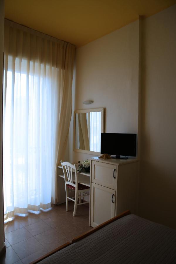 Hotel Philadelphia Cattolica Bagian luar foto